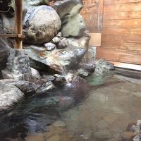 露天風呂は岩風呂