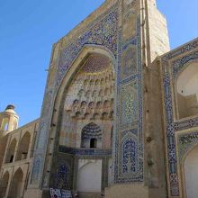 アブドゥールアジス・ハン・メドレセの正面部分。