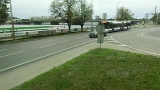 トレーラーバスとレッドバス