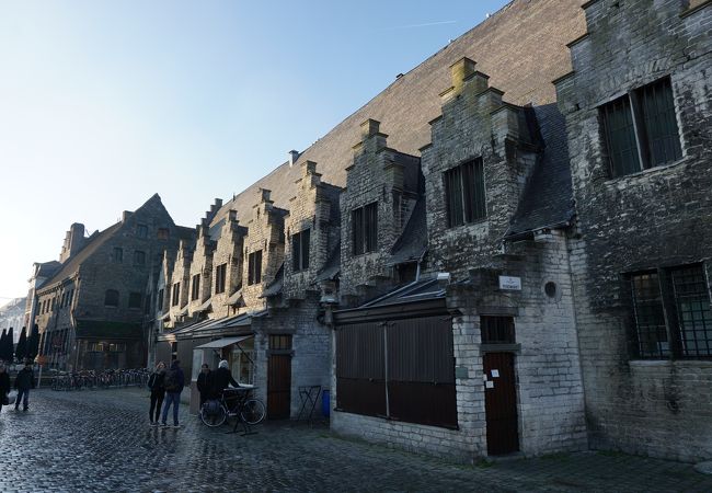 大きなギルドハウス、店舗がいくつか入っているようです