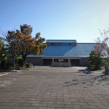 上品な建物です。正面入口。