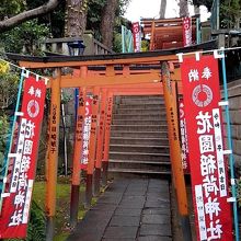 朱い鳥居が連なります。