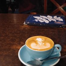 凝った作りのカフェコンレーチェ。