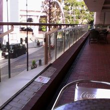 商店街を見下ろしながら一息つけるテラスがあります