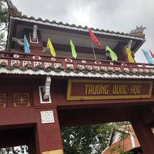 赤い入り口の門