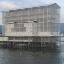 とても鳥居が囲われているとは思えない程の大掛かりな外壁です！