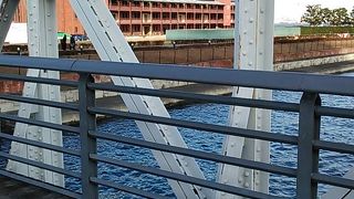 赤レンガ倉庫近く、鉄道橋だった面影が感じられる橋です
