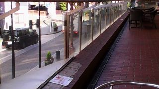 商店街を見下ろしながら一息つけるテラスがオシャレ