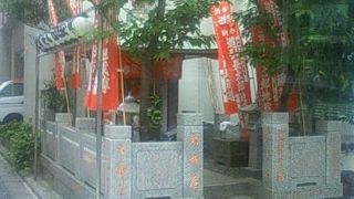 浅草寺の裏手、言問通りに鎮座する小さなお地蔵様