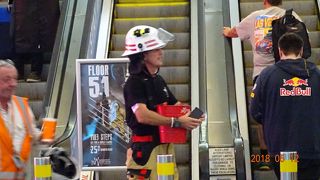 乗換時のチェックインの機械がＳＦっぽくて印象的でした。