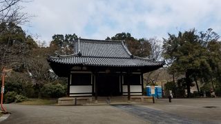 しころ屋根が特徴的