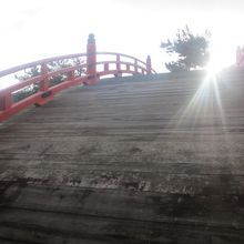 回廊に直結している橋の袂部分の鋭角さには驚かされます