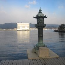 突き当りから改修中の大鳥居を眺めるとこんな感じです