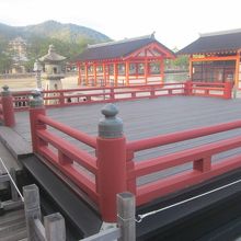 拝殿と平舞台の間には高舞台も設置されています