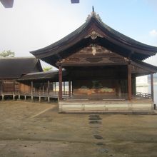 直近の廻廊から眺めた能舞台の様子