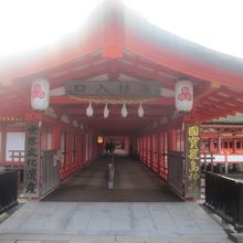 有料エリア入口の廻廊部分の様子