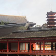 厳島神社からだと廻廊越しの景観も撮っておきたいですね！