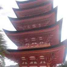 直近で見上げた五重塔の様子