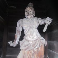 山門脇仁王像（阿形）の様子