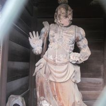 山門脇仁王像（吽形）の様子