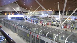 クアラルンプール国際空港のメインターミナルとサテライトターミナルをつなぐエアロトレインです。