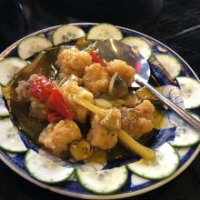 揚げ魚とキノコのソース