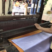 絹織りものを織る