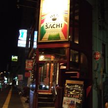 国道沿いの角にあります