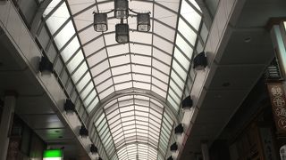 商店街屋根付きだから雨の日も大丈夫