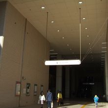 センター北駅の南側はものすごく天井が高いです