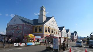 伊東の海沿いでにぎわう道の駅。お店もたくさん