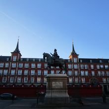 建物に囲まれている