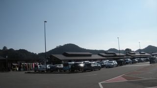 たくさんの人でにぎわう道の駅