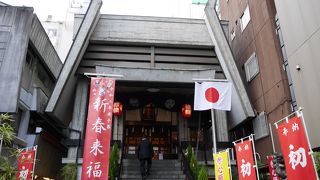 飲食店街にある神社