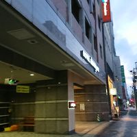 狸小路の一本北側の通り沿いです