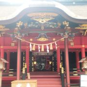 朱塗りが美しい神社