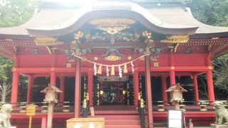 朱塗りが美しい神社