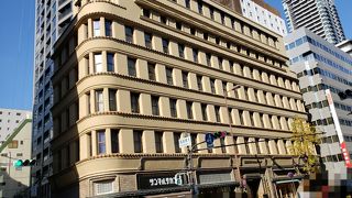 目立つビルです