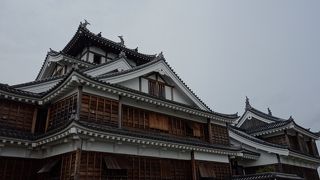 高台に建っていて市内から良く見える天守