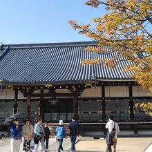 境内の奥まった場所にある