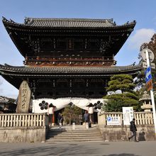 大ぶりな仁王門