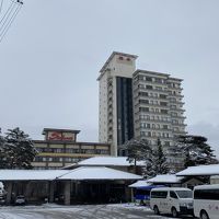 雪景色のホテル前景