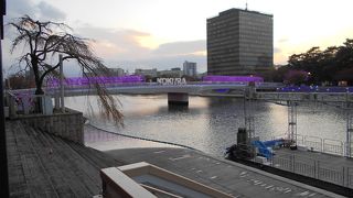 紫川に架かる橋で小倉城庭園に繋がる