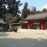 塩釜神社の隣にあります。