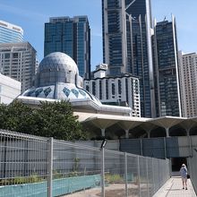 公園内にあるアシャキリン・モスク。ここも見学無料です。