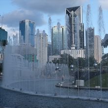 スリアKLCC前には噴水が。夜には音と光のショーが見られます