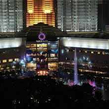 トレーダーズ・ホテルから見た夜の噴水ショー