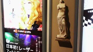 トリックアートやチョコレートなど中華街とは異色のテナントもあり