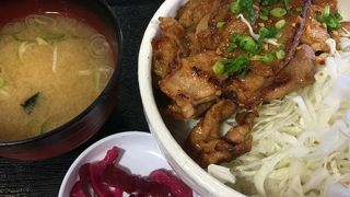 美味しい豚丼とモツ煮