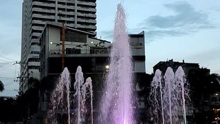 噴水が涼しげ。夜はライトアップされて綺麗でした